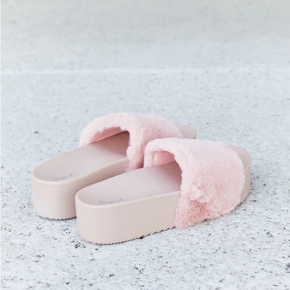 Feeling Good Faux Fur Platform Slide Sandals in Blush 7.5 NIB - Picture 2 of 5